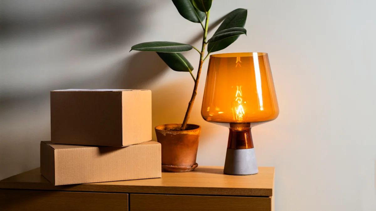 Kuva kahdesta postipaketista lipaston päällä