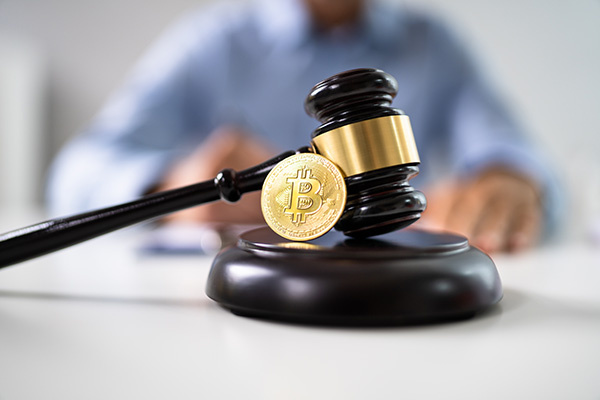 Judge's gavel with a Bitcoin symbol, representing cryptocurrency regulation.
