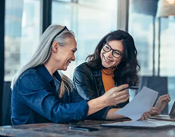 Two women talking about urinary incontinence