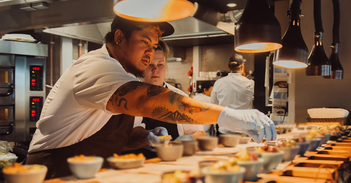 PizzaMaster-pizzauuni on kerännyt kehuja keittiön henkilökunnalta. Kuvassa John Ibarondo ja Heini Nieminen-Njie. Kuva: Karri Harju