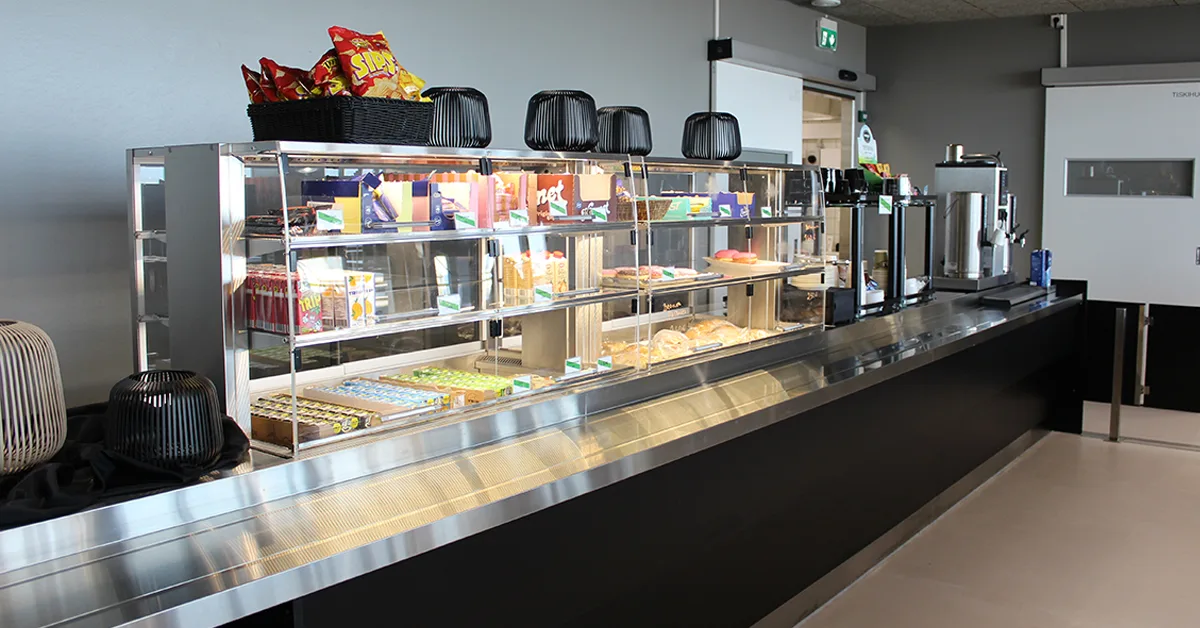 Erillinen kahvilinjasto vitriineineen lisää ruokailun sujuvuutta. 