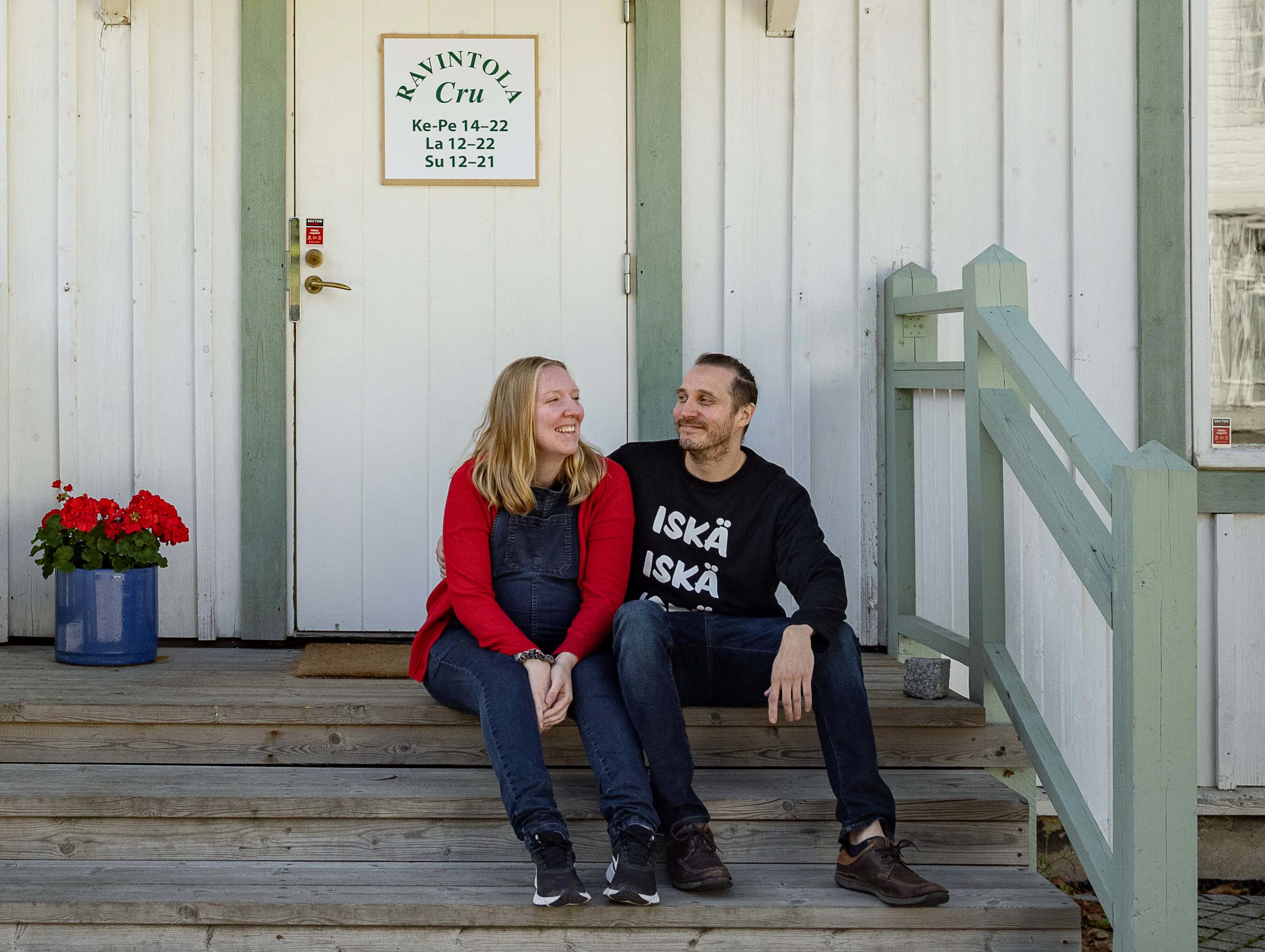 Julia ja Matti Auf der Mauer avasivat Espoon Kauklahteen tunnelmallisen ravintolan. Kuva: Otto Helkama