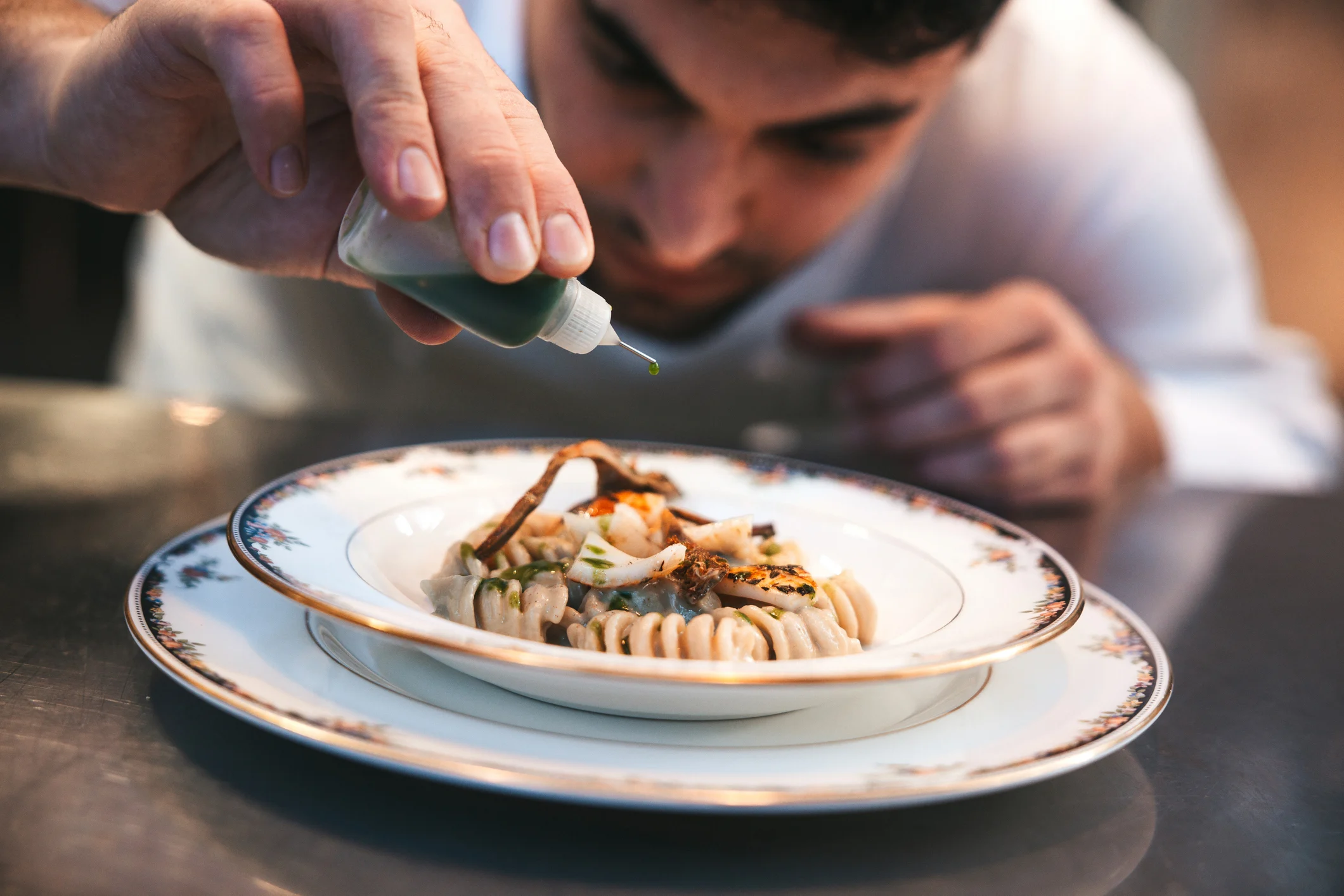 Kastikepullot ja -annostelijat