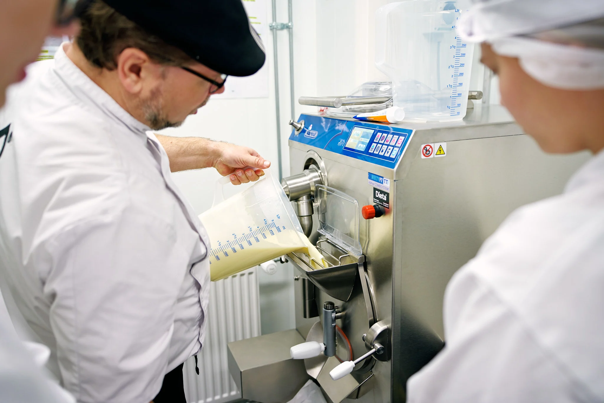 Dietan keittiömestari Vesa Saaristo opettamassa jäätelön valmistusta opiskelijoille. Kuva: Mikko Törmänen