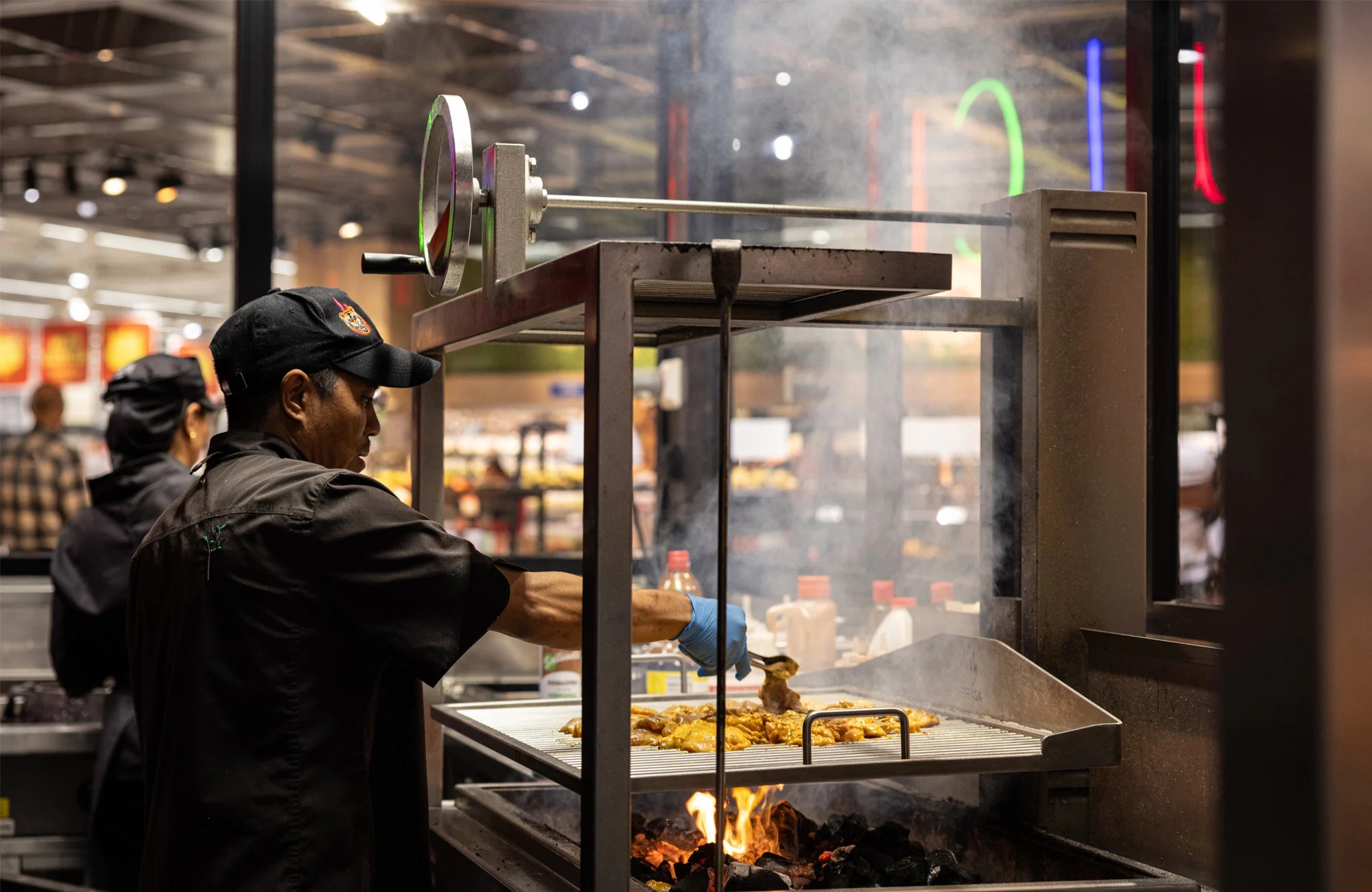 Kaupan sisällä toimivassa ravintola Liekissä valmistetaan ruokaa Mibrasan avohiiligrillillä. Kuva: Otto Helkama