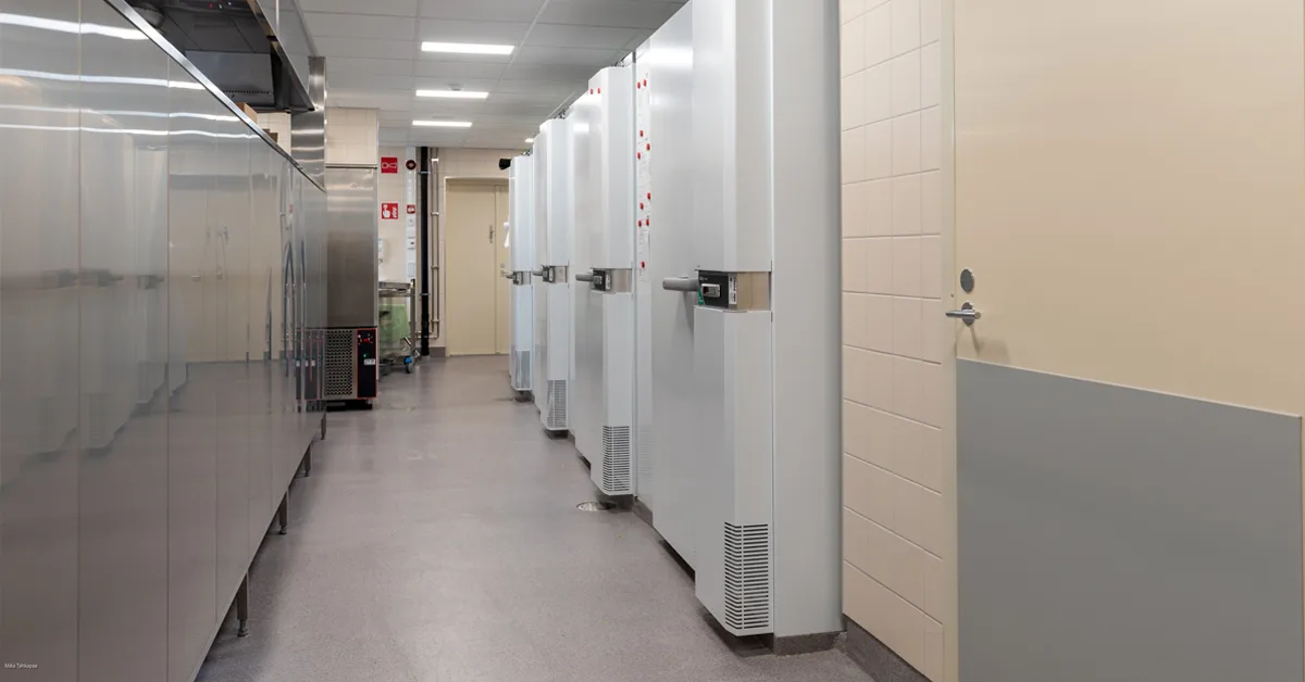 Kylmäsäilytys on koottu yhdelle seinälle siten, että raaka-aineet voidaan purkaa heti toimituksen saapuessa helposti kylmiöihin.