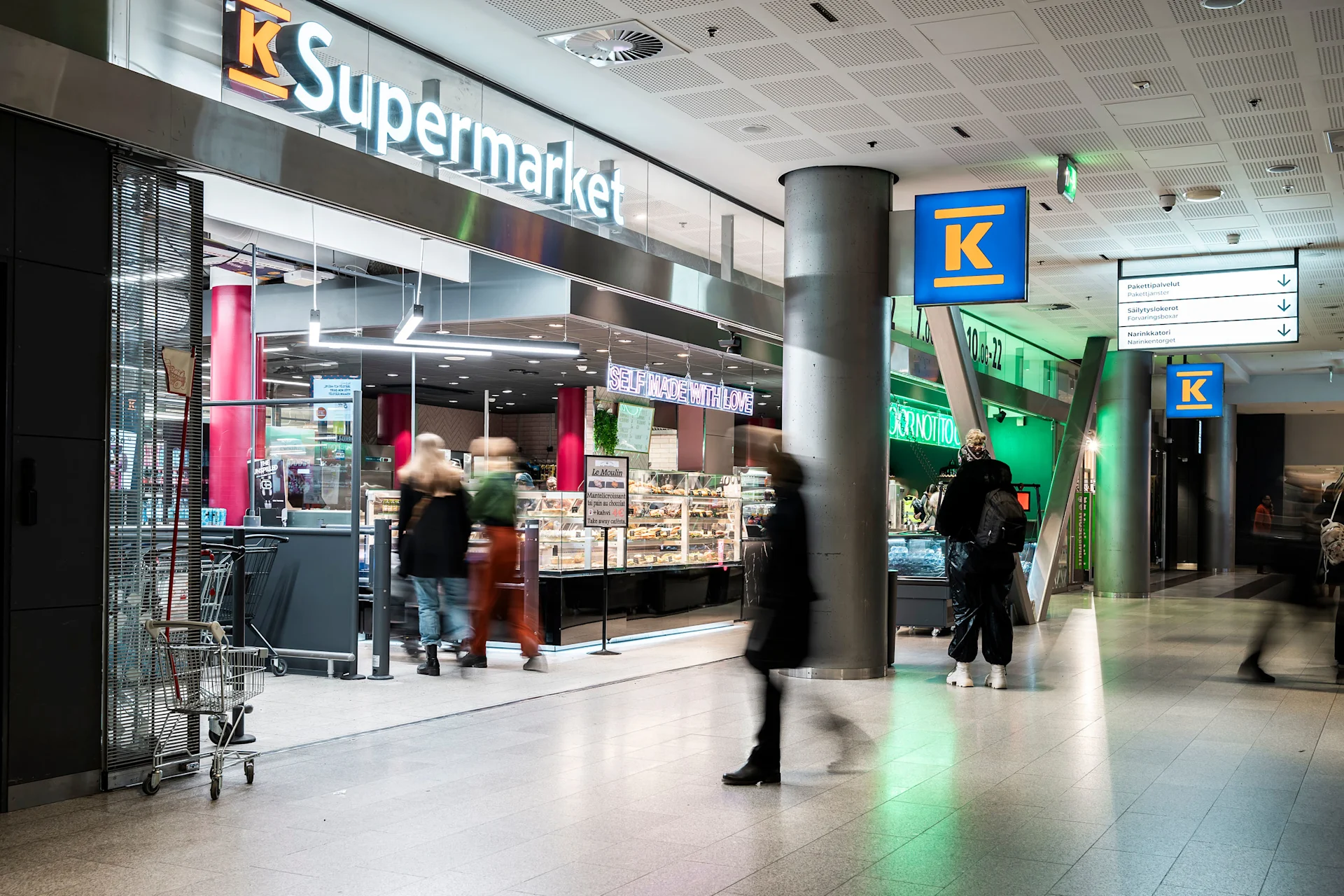 K-Supermarket Kamppi sijaitsee Helsingissä, Kampin kauppakeskuksen metrosisäänkäynnin vieressä. Kuva: Juuso Jatkola

