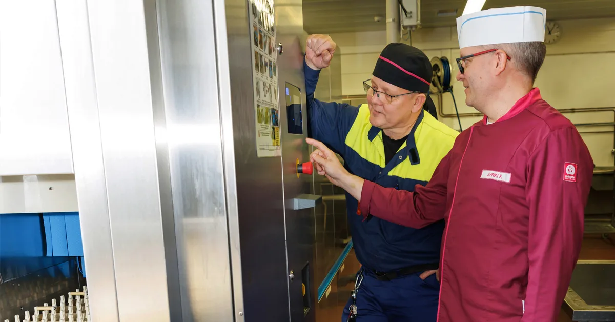 Tuotantopäällikkö Jyrki Karppinen ja huoltovastaava Juha Palmu ohjelmoimassa MEIKO-astianpesukonetta. Kuva: Heidi Noponen, Kuvagalleria Kotka