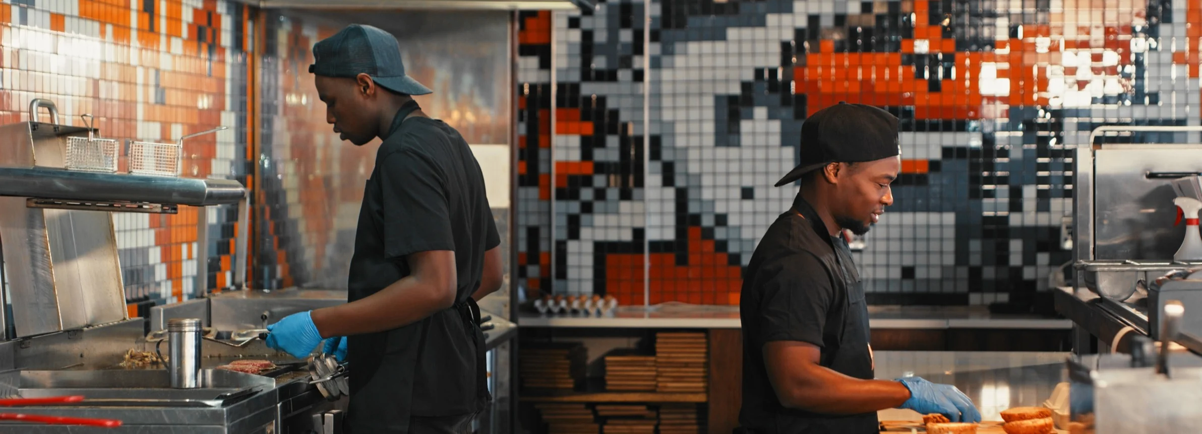 Kumppanisi ammattikeittiössä.