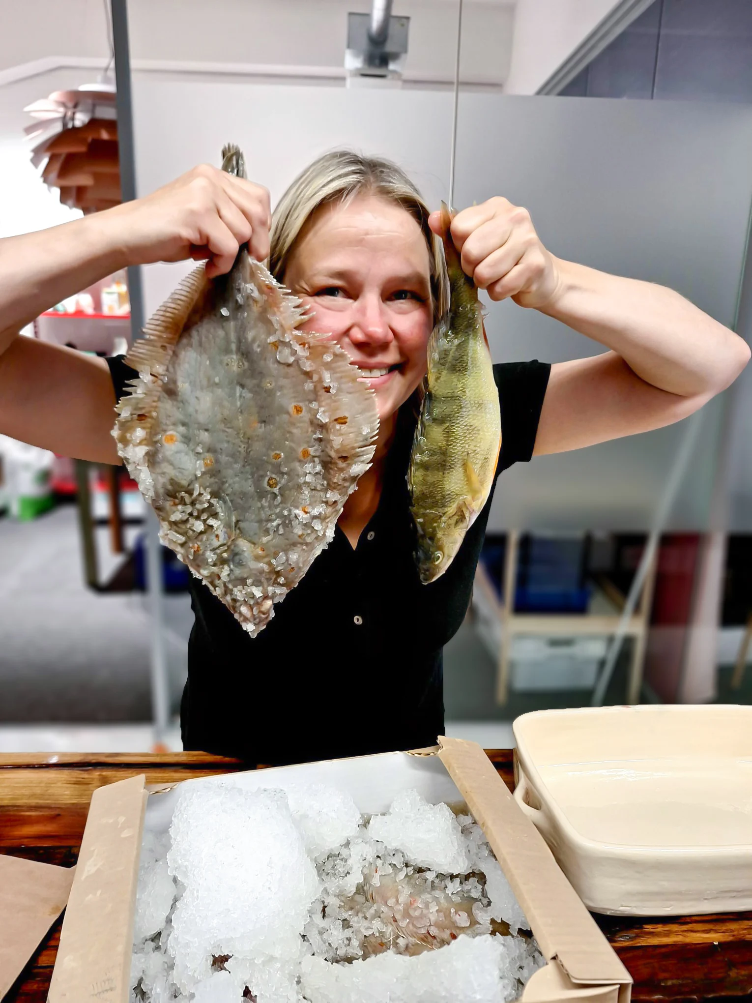 WeChef:in luova johtaja ja keittiömestari Jenni Tuominen esittelee kalakurssin raaka-aineita, jotka  hyödynnetään kurssille monipuolisesti. Kuvat: WeChef