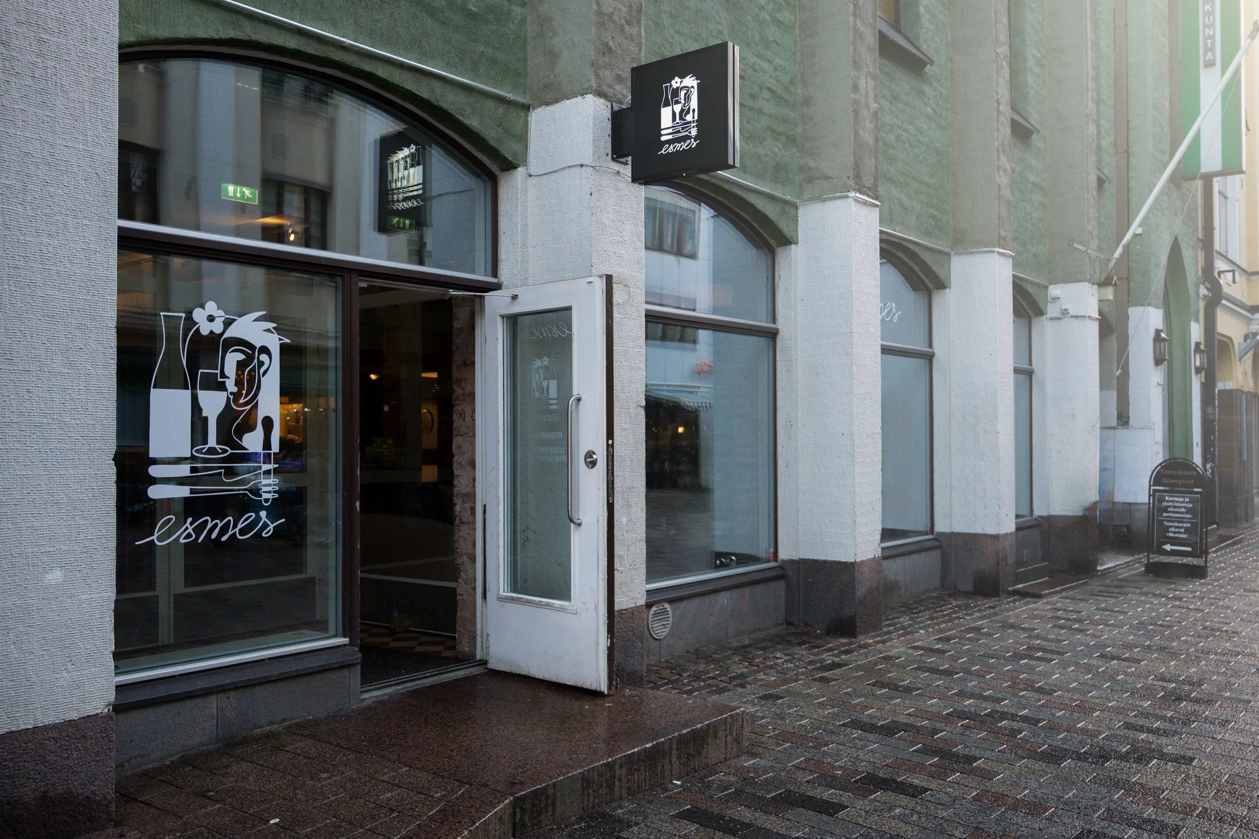 The stylish Restaurant Esmes on Iso-Roobertinkatu invites you to enjoy. Pictures: Juuso Jatkola.