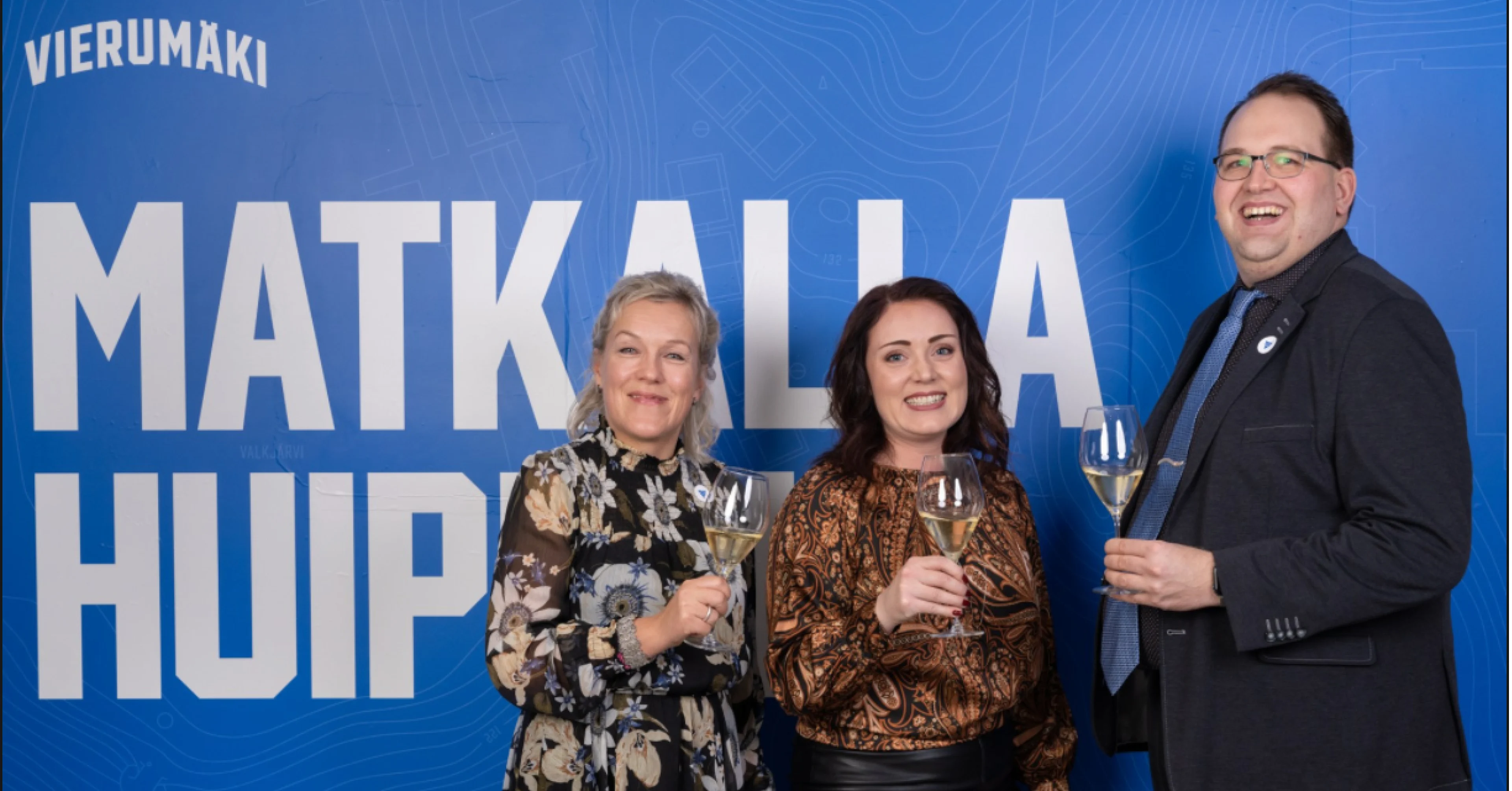 Kuvassa Vierumäen markkinointijohtaja Sanna Partanen, Dietan asiakkuuspäällikkö Minna Miettinen & Vierumäen ravintolapäällikkö Heikki Hytönen Vierumäen avajaisissa vuoden 2021 lopulla.