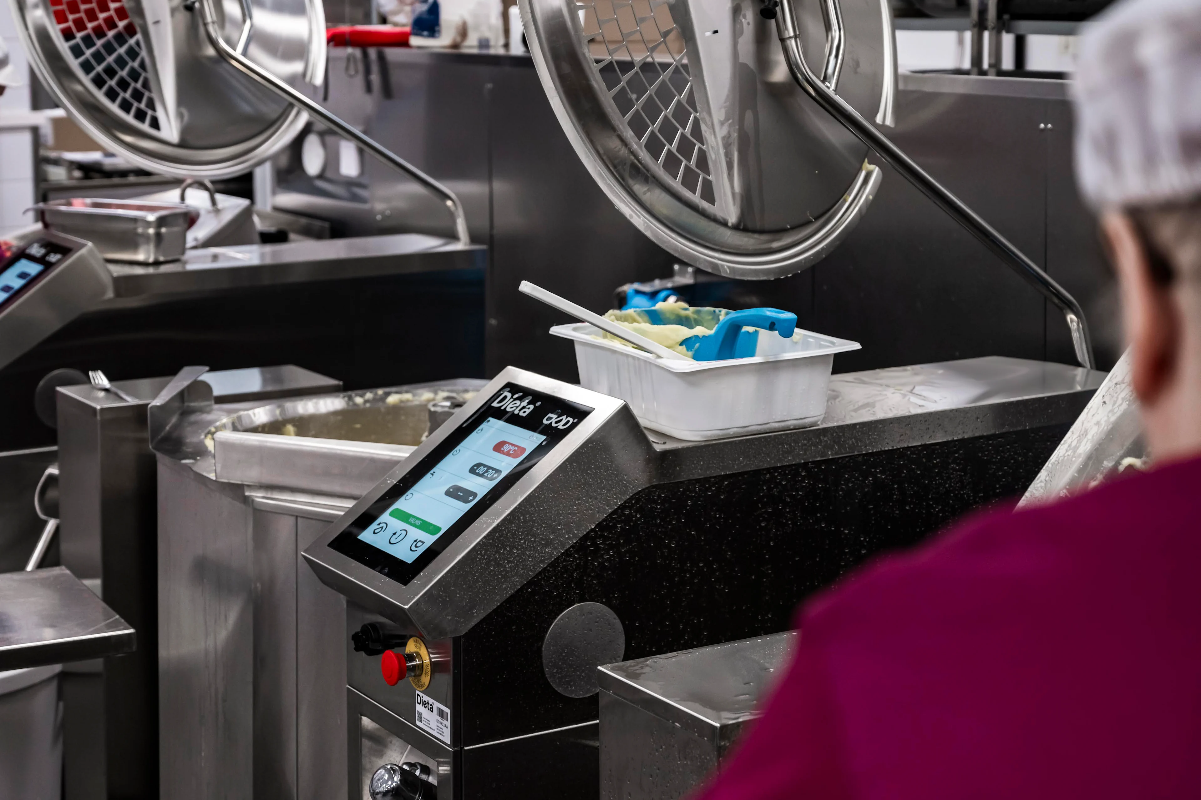 Uusien Dieta Genier -patojen kanssa työskentely sujuu jo hyvin. Padat koetaan nopeina ja tehokkaina. Kuva: Juuso Jatkola