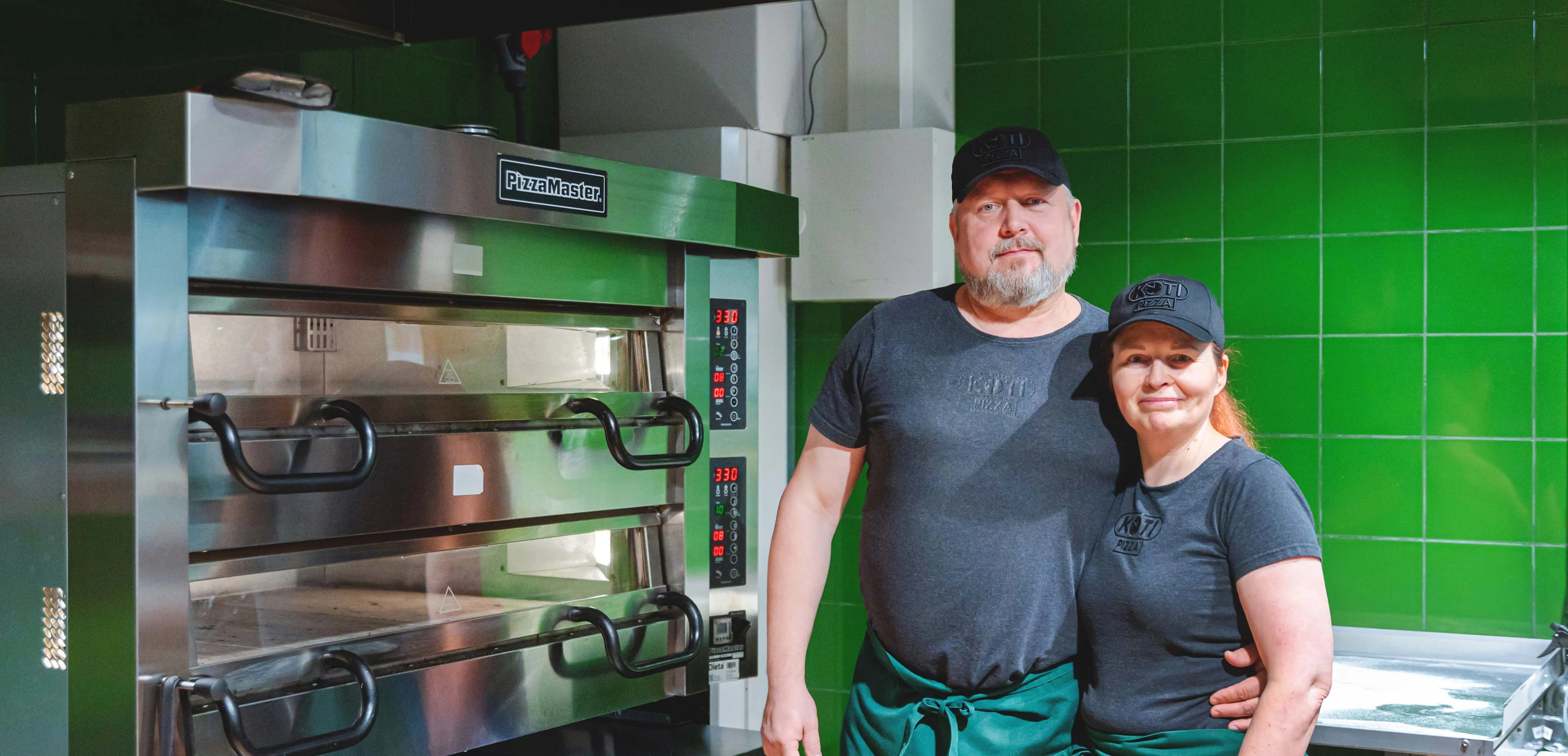 Kari Riihola on toiminut kymmenen vuotta Kotipizza-yrittäjänä. Myös hänen vaimonsa on mukana toiminnassa. Kuva: Niko Puumalainen