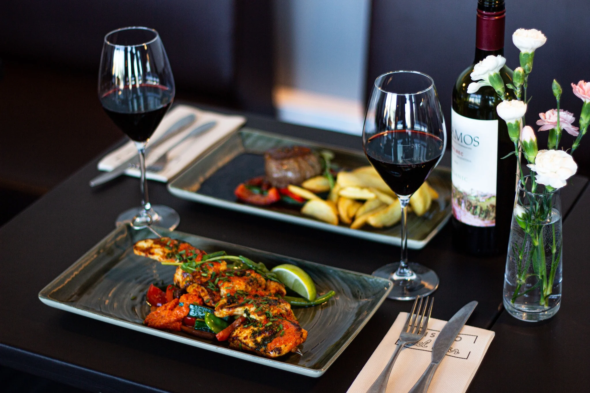 Ravintolaan valittiin merelliseen teemaan sopivat astiat.