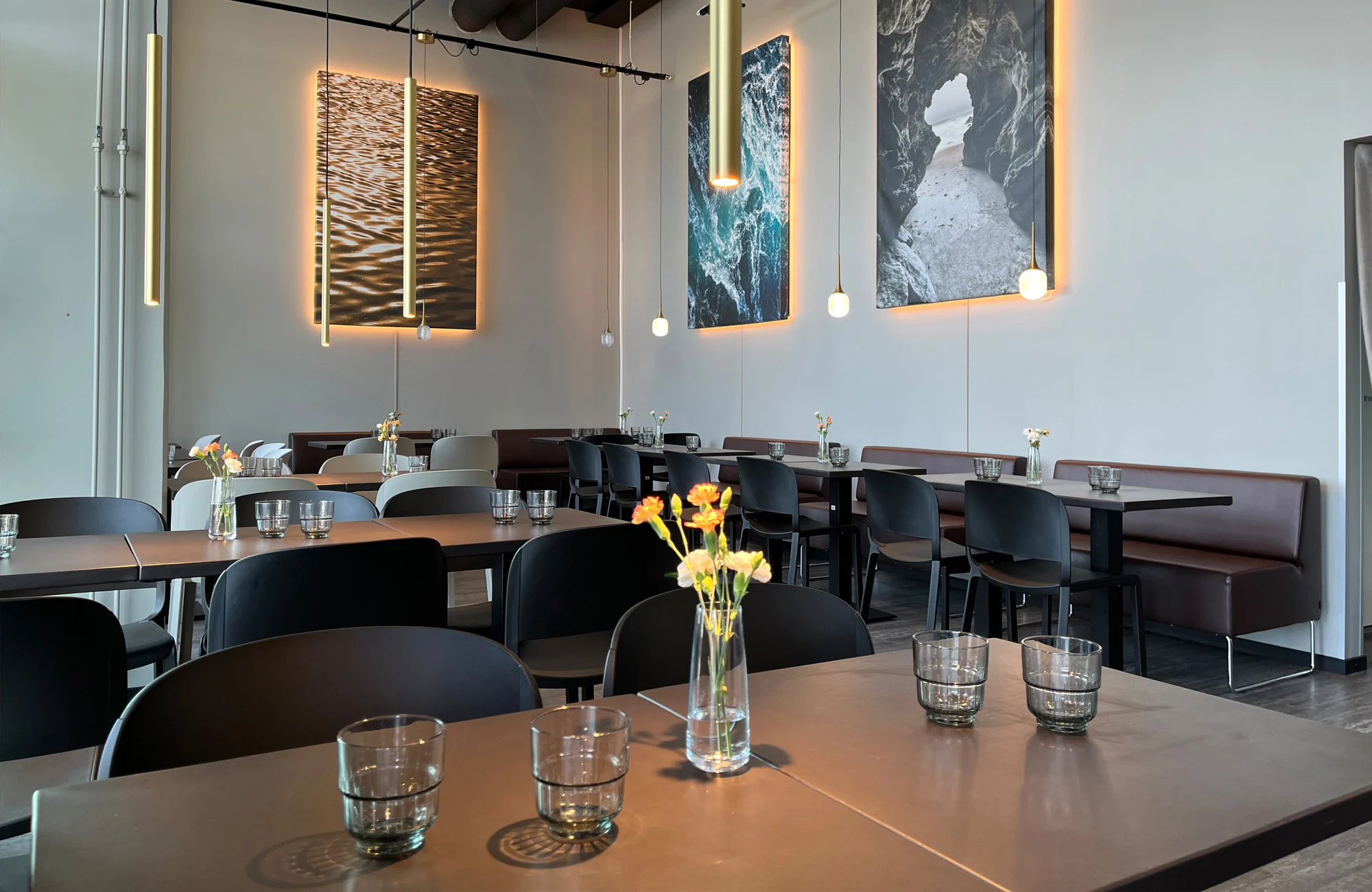 Ravintolan tilat ovat sisustussuunnittelija Petri Rautavaaran käsialaa.