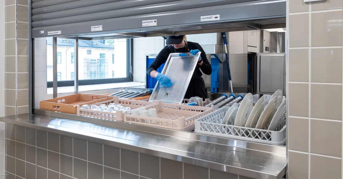 MEIKO-astianpesukone sijaitsee ruokasalin kanssa samassa kerroksessa. 