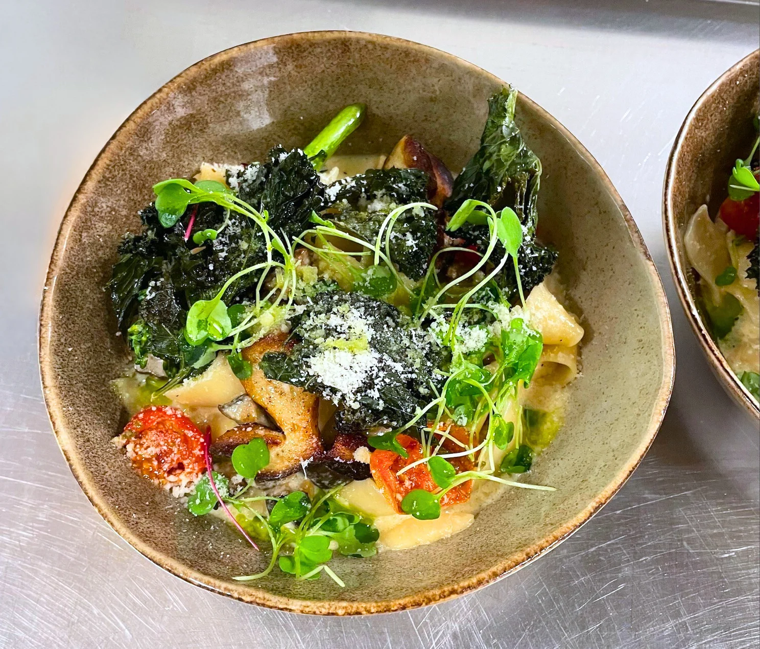 Rohki-bistrossa saa pysähtyä ja rauhoittua lähiruokailukokemuksen äärelle.