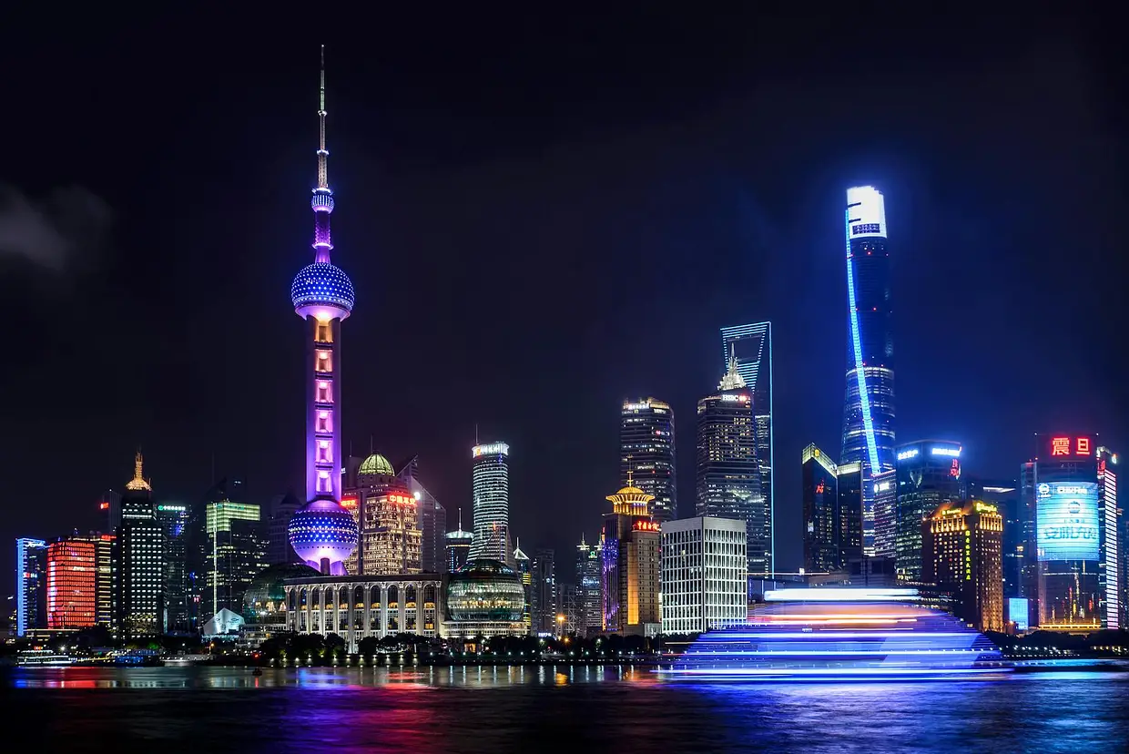 Die Skyline von Shanghai bei Nacht.