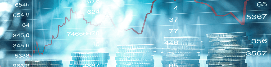 Der Finanzmarkt, dargestellt als ein Graph vor einem Stapel Münzen.