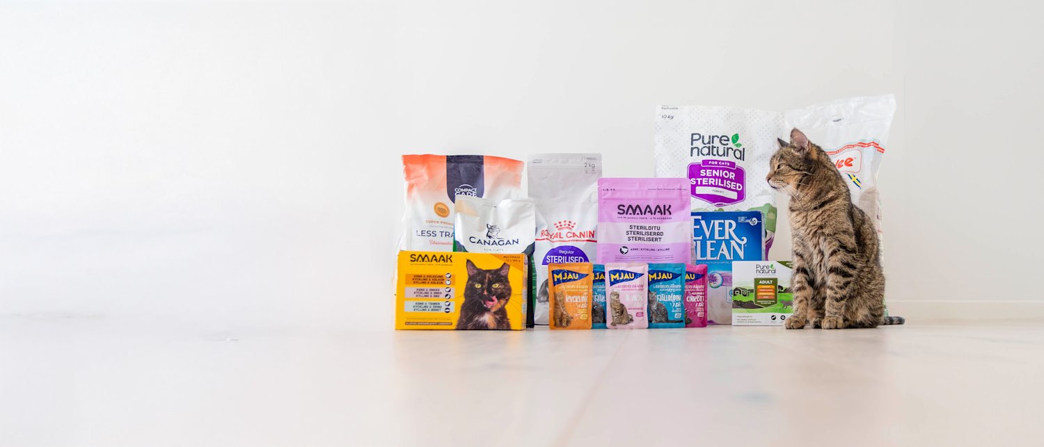 Katt sitter med kattmat från bland annat SMAAK, MJAU,Royal canin