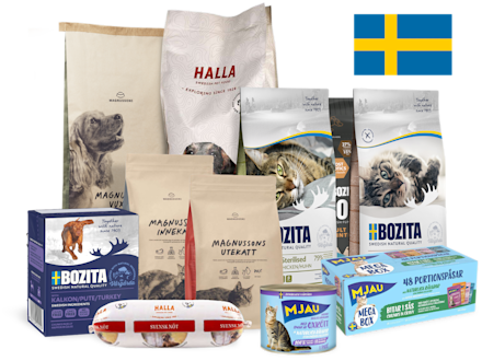 Förpackningar av hundmat och kattmat, blandat våtfoder och torrfoder. Med svensk flagga i hörnet