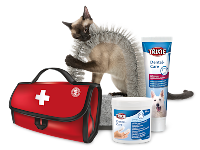 En katt sitter bland olika skötselprodukter från Trixie