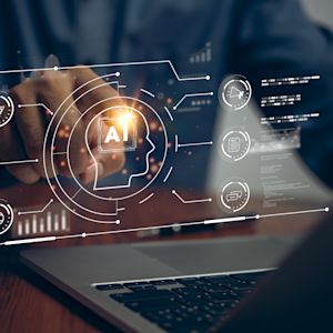 De la Automatización de Procesos Digitales (DPA) y Automatización de Procesos Robóticos (RPA) a la Automatización de Procesos Artificiales (APA): Navegando por la Evolución de la Automatización de Procesos Empresariales
El mundo de la automatización de procesos empresariales está evolucionando rápidamente, impulsado por la búsqueda incesante de eficiencia, velocidad y precisión. En esta era digital, tres tecnologías fundamentales toman protagonismo: Automatización de Procesos Digitales (DPA), Automatización de Procesos Robóticos (RPA) y la emergente Automatización de Procesos Artificiales (APA). Juntas, forman un entramado de automatización que está transformando industrias.
En esta publicación de blog, descubriremos cómo estas tecnologías están remodelando industrias y allanando el camino para una eficiencia e innovación sin precedentes.