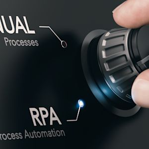 Dieser Artikel über die robotergestützte Prozessautomatisierung (Robotic Process Automation, RPA) bietet eine eingehende Untersuchung des Konzepts und grenzt es von der digitalen Prozessautomatisierung (DPA) und der künstlichen Prozessautomatisierung (Artificial Process Automation, APA) ab. Er hebt Vorteile wie Kostensenkung, verbesserte Effizienz und Produktivität, erhöhte Genauigkeit und Qualität sowie die Skalierbarkeit und Flexibilität dieser Technologie hervor.
Der Artikel behandelt Anwendungsfälle für RPA, darunter die Automatisierung des Kundendienstes, des Finanz- und Rechnungswesens sowie der Logistik und des Lieferkettenmanagements, wobei die Benutzerfreundlichkeit durch die Integration von KI-basierten Lösungen und großen Sprachmodellen (LLMs) erheblich verbessert wird. RPA ist für Unternehmen, die Prozesse rationalisieren, Kosten senken, die Effizienz steigern und die Produktivität erhöhen wollen, von entscheidender Bedeutung. Sie ist für verschiedene Branchen und Unternehmensgrößen zugänglich und anpassbar. RPA ist zwar kein Allheilmittel, aber ein wertvolles Instrument für die digitale Transformation und operative Exzellenz in einem wettbewerbsintensiven Umfeld.