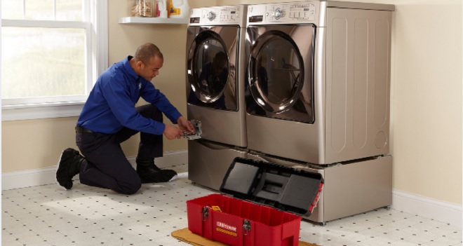 Image of Sears Tech maintaining a washer