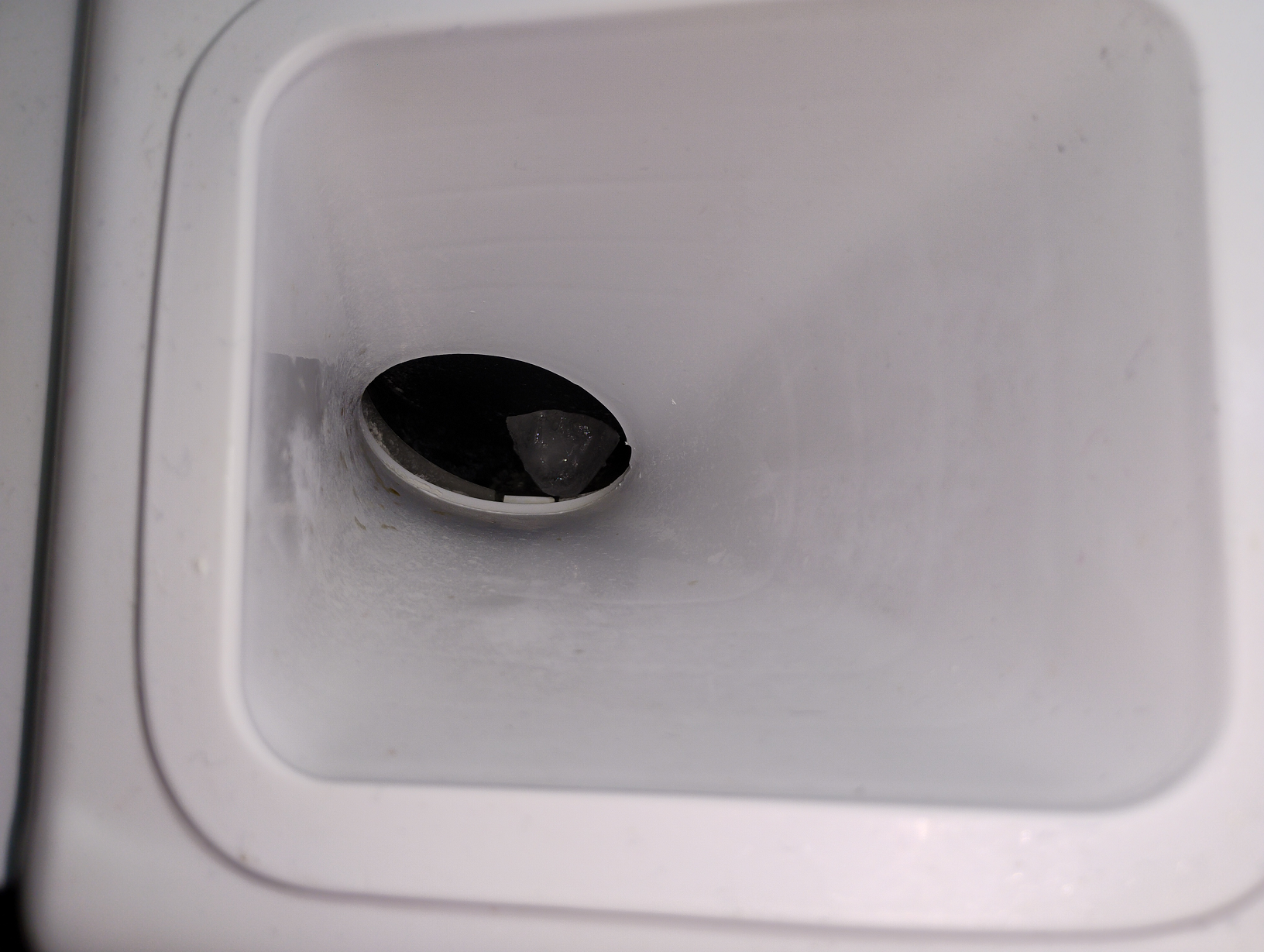 ice-cube-stuck-in-ice-dispenser-chute-door