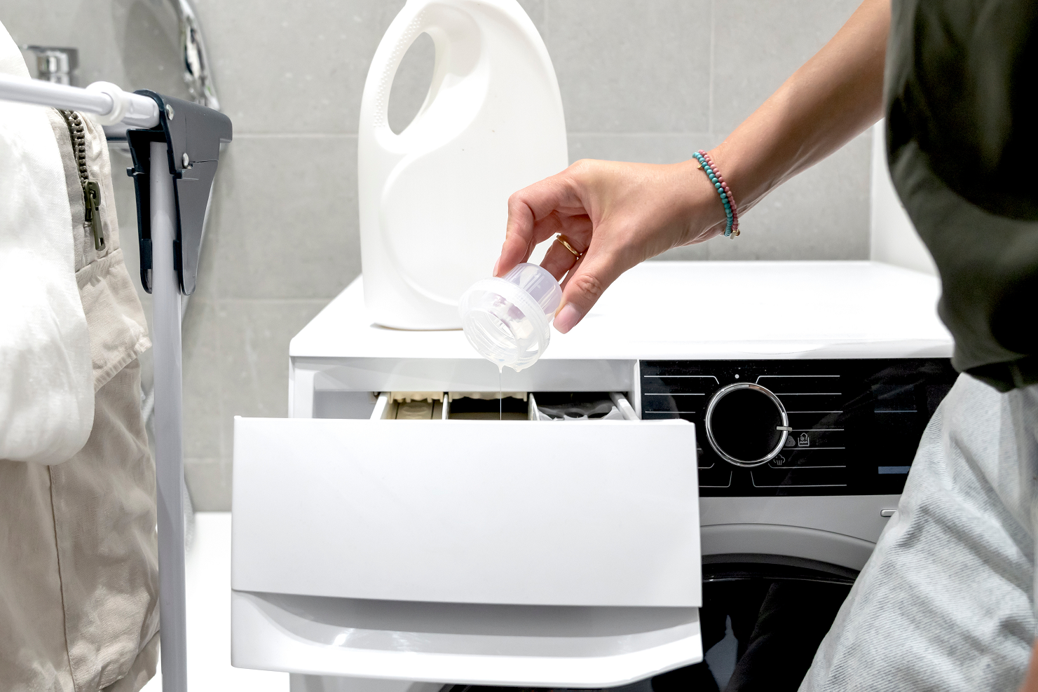 adding-fabric-softener-to-a-washer-dispenser-drawer