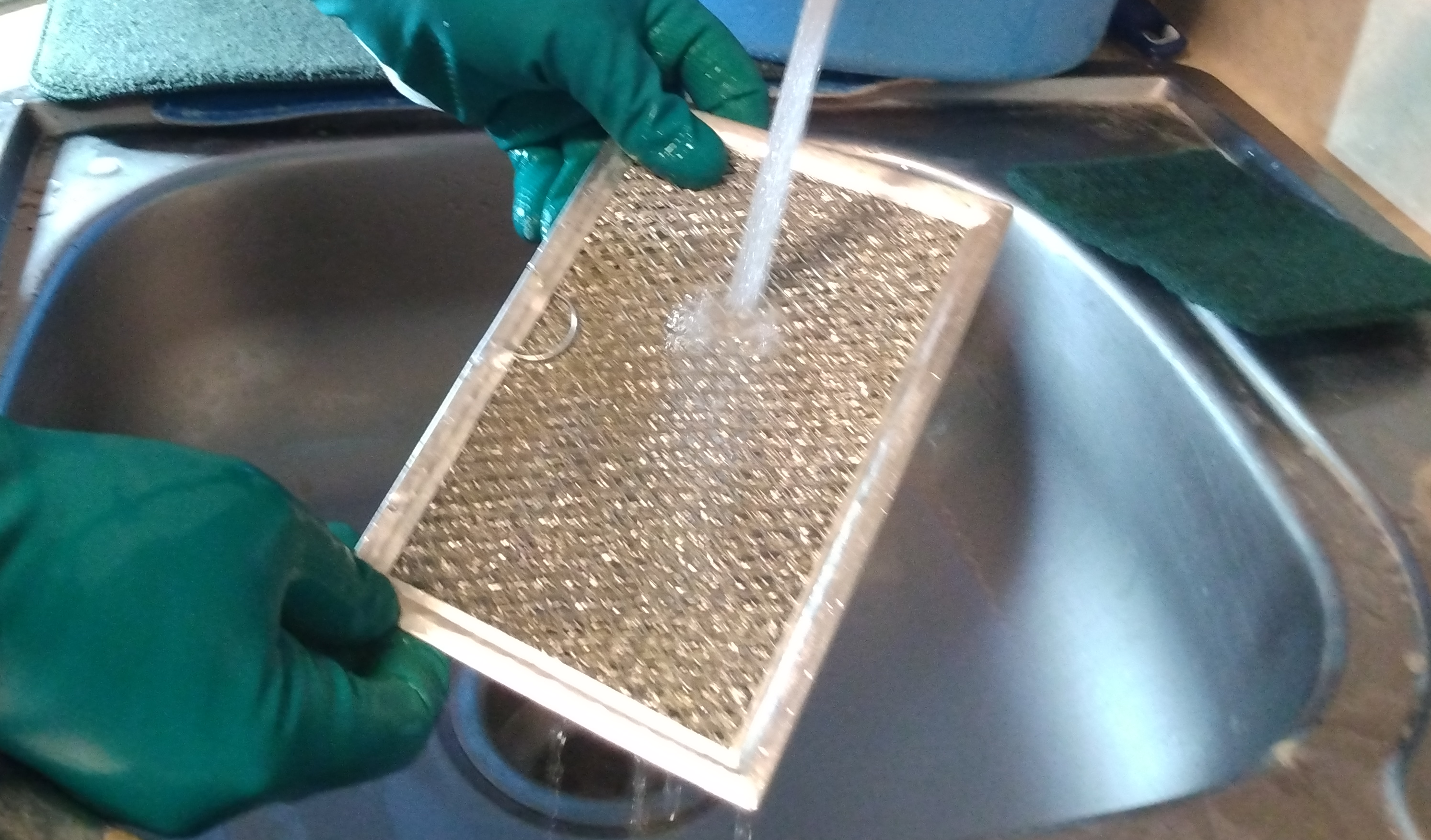 rinsing-the-range-hood-filters-during-cleaning