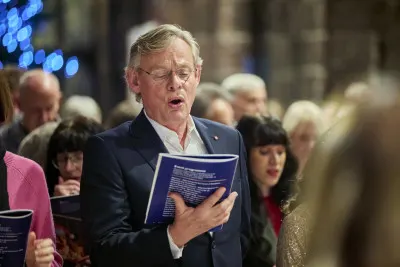 Martin Clunes sings carols amongst the crowd.