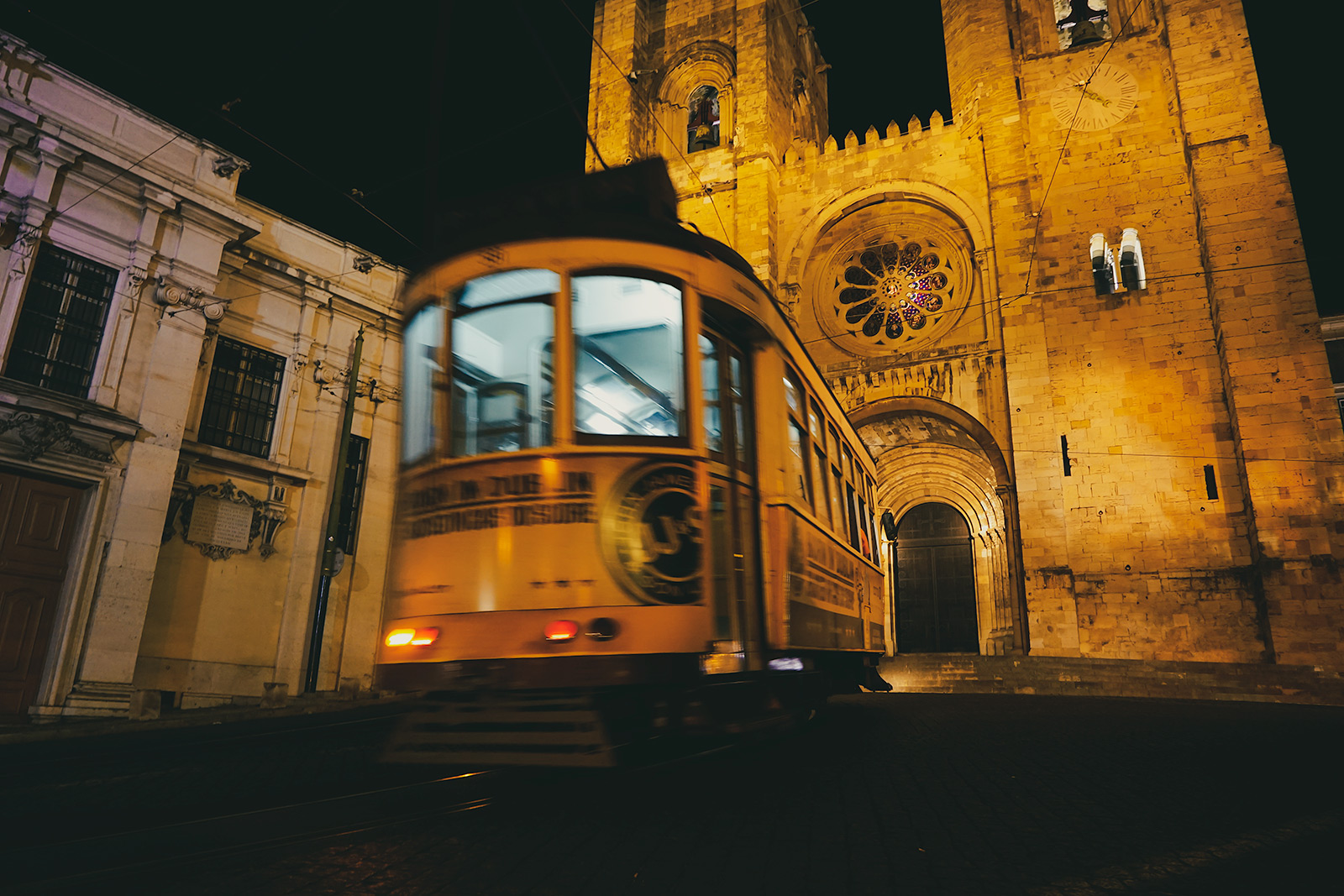 Raitiovaunu ohittamassa Sé de Lisboan katedraalin, Lissabonin Alfamassa