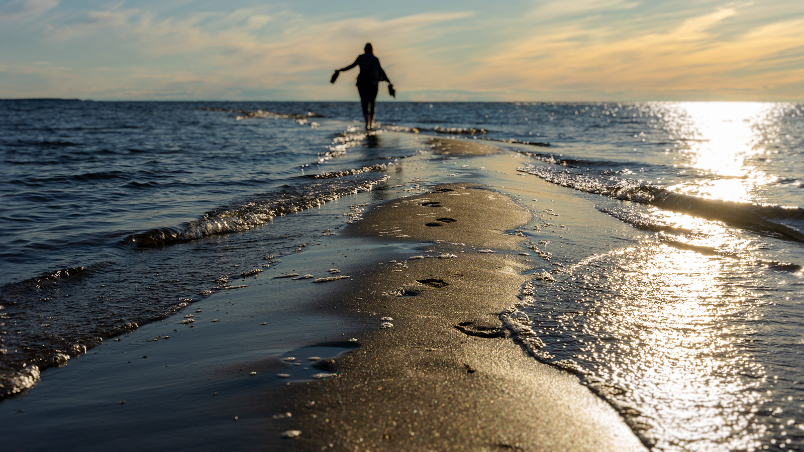 Kalajoen rannalla hiekkasärkät mahdollistavat kävelyn pitkälle mereen