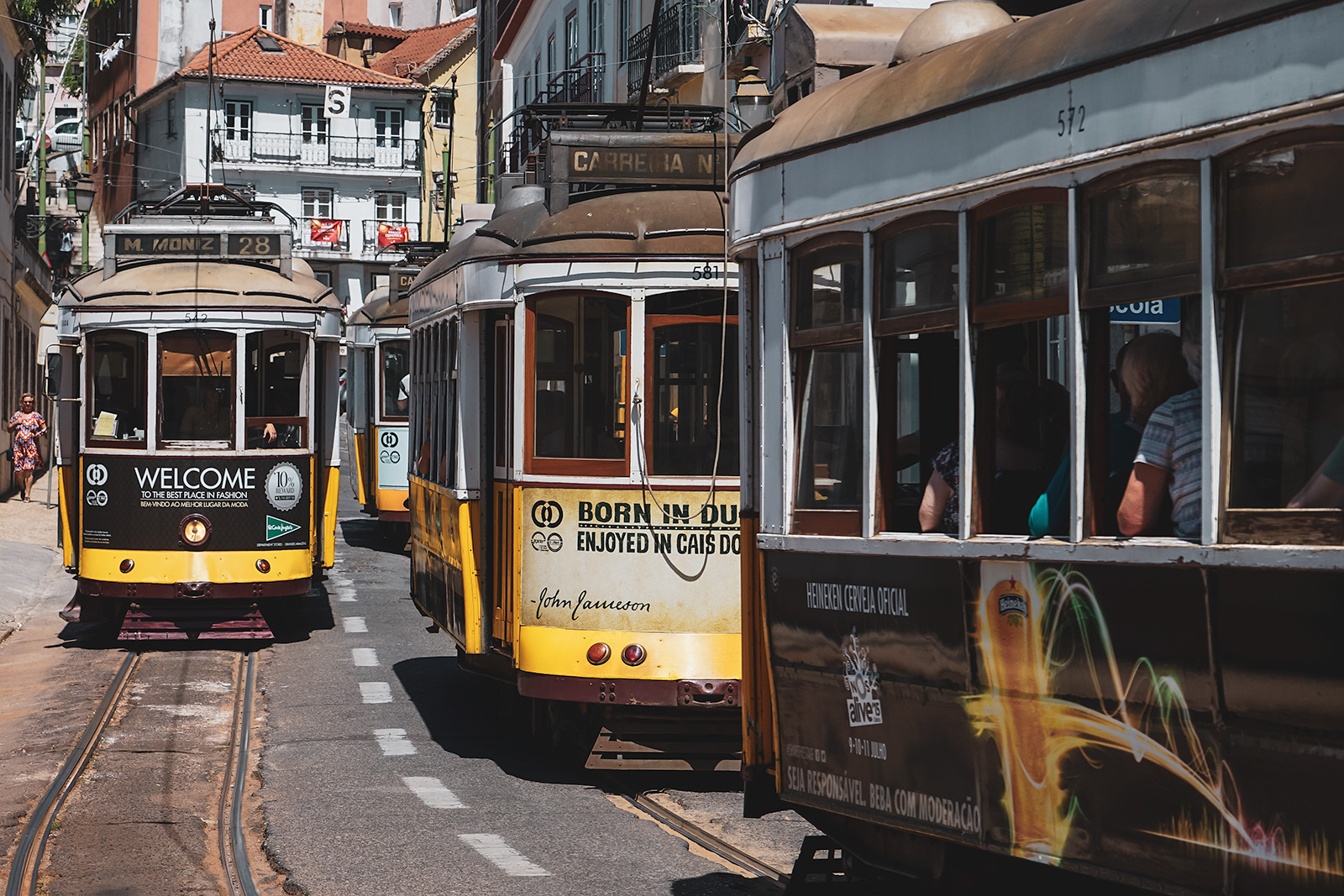 Lissabonin raitiovaunuja Rua das Escolas Gerais -kadulla