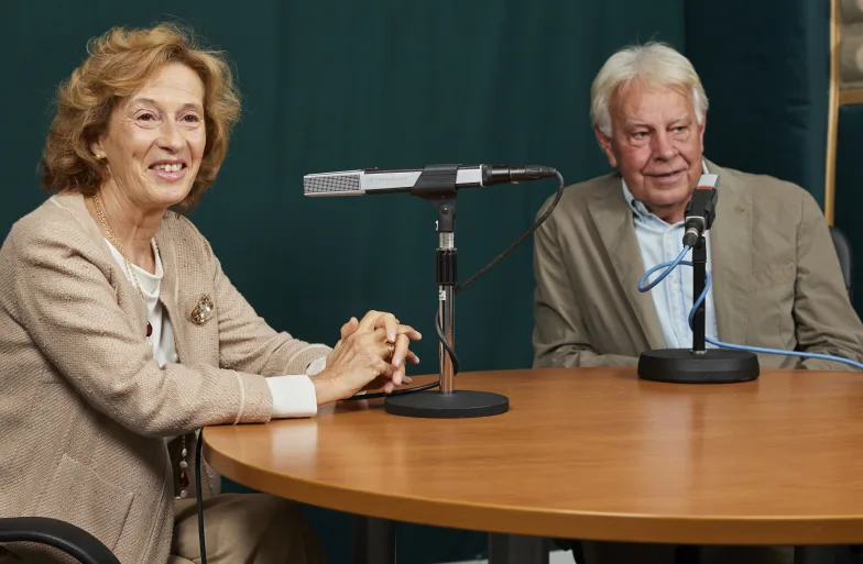 Felipe González and Julia Navarro talk on the current political situation in Spain