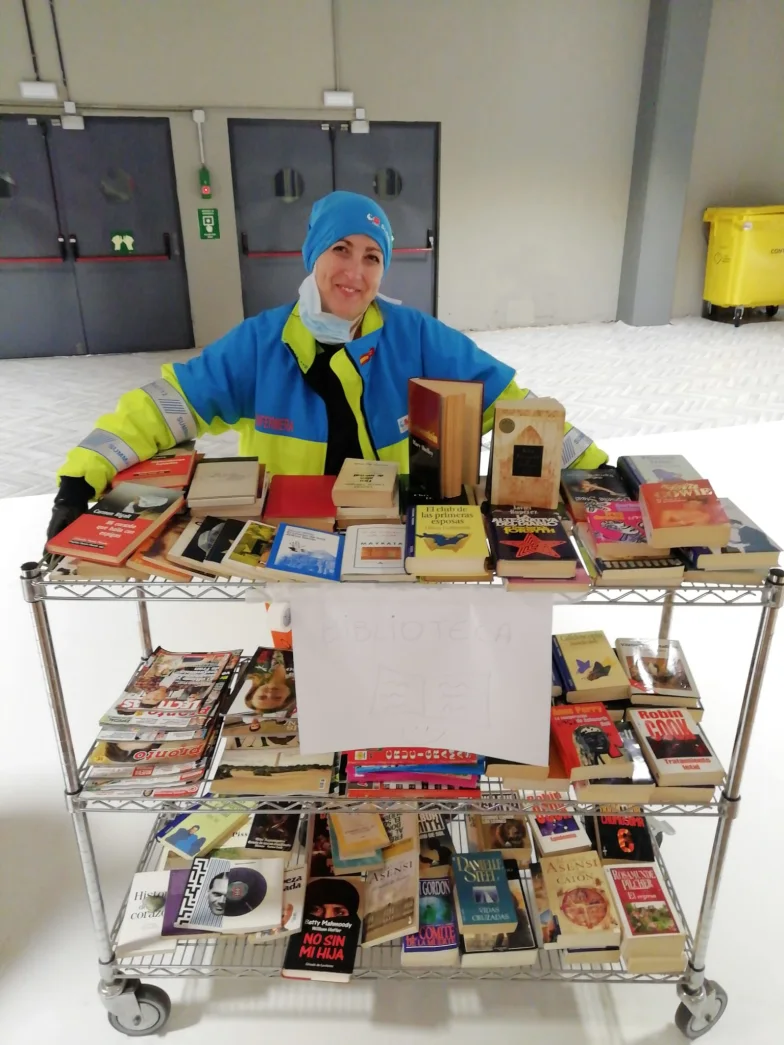 Ana, la enfermera que organizó una biblioteca en IFEMA