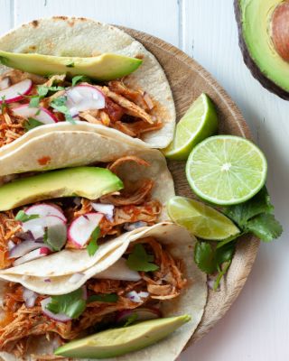 chicken tacos with avocado and lime 
