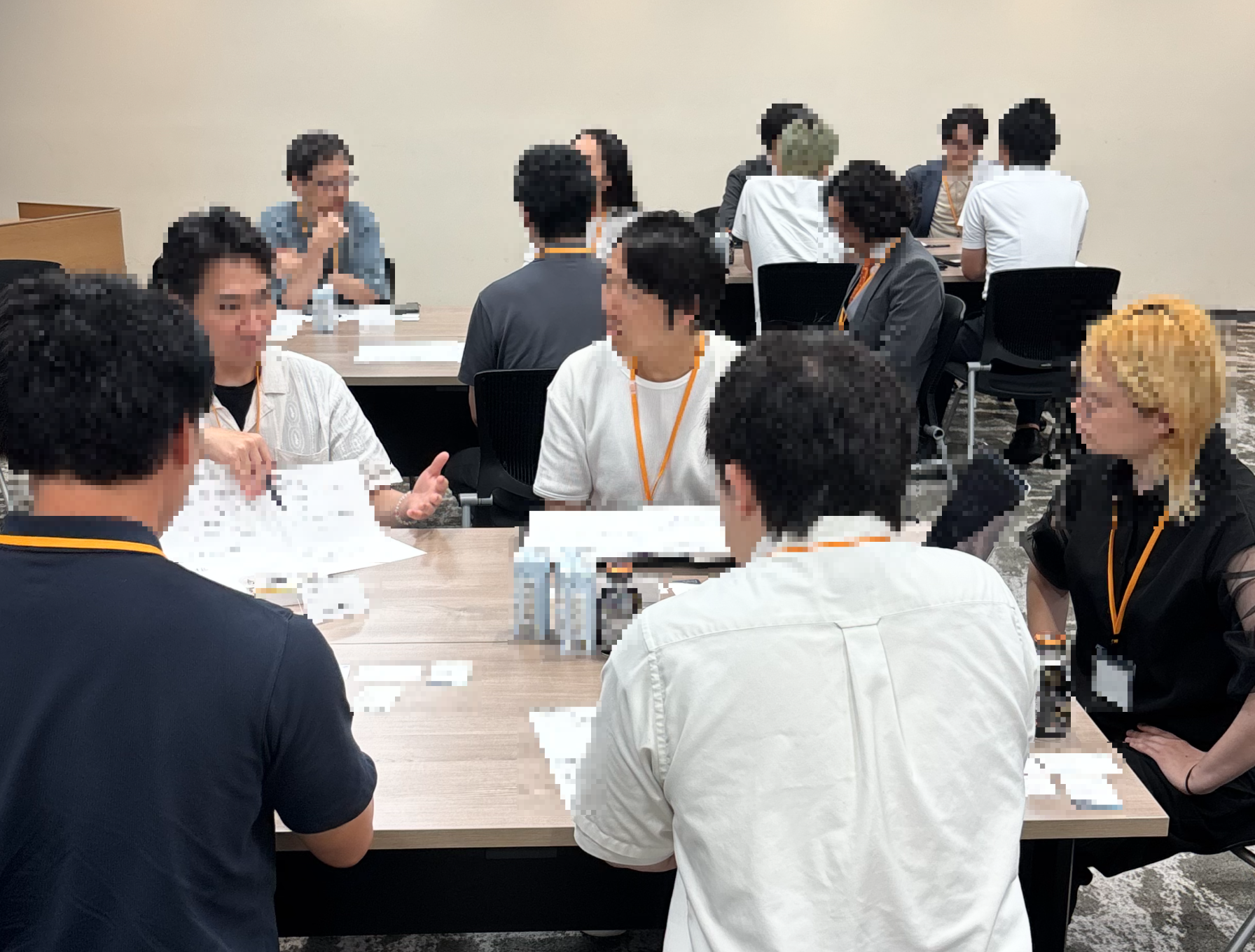 AI研究会のグループワークの様子。参加者のプライバシー保護のため、写り込んだ方と手元の資料にマスキング処理を施しています。