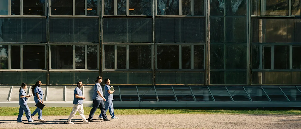 banner-healthcare-providers-walking-t