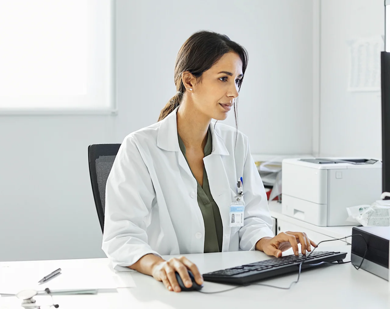 media-female-doctor-computer-d