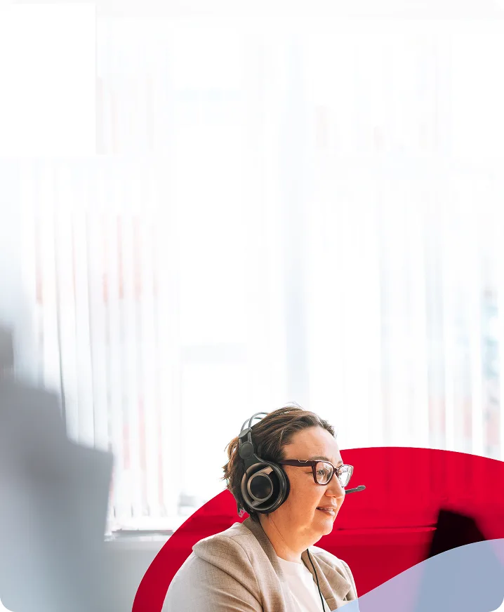 header-woman-headset-m