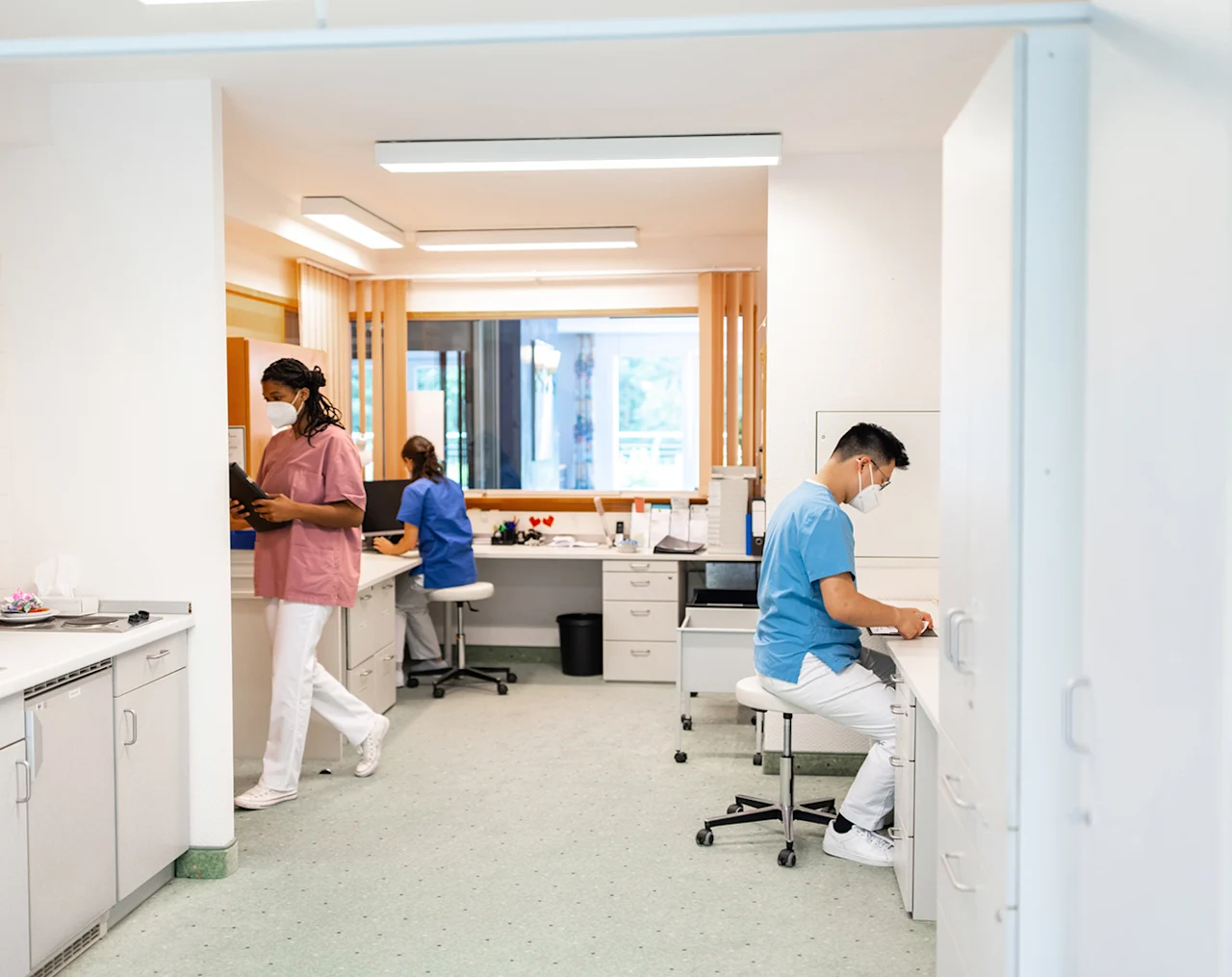 media-3-doctors-working-d