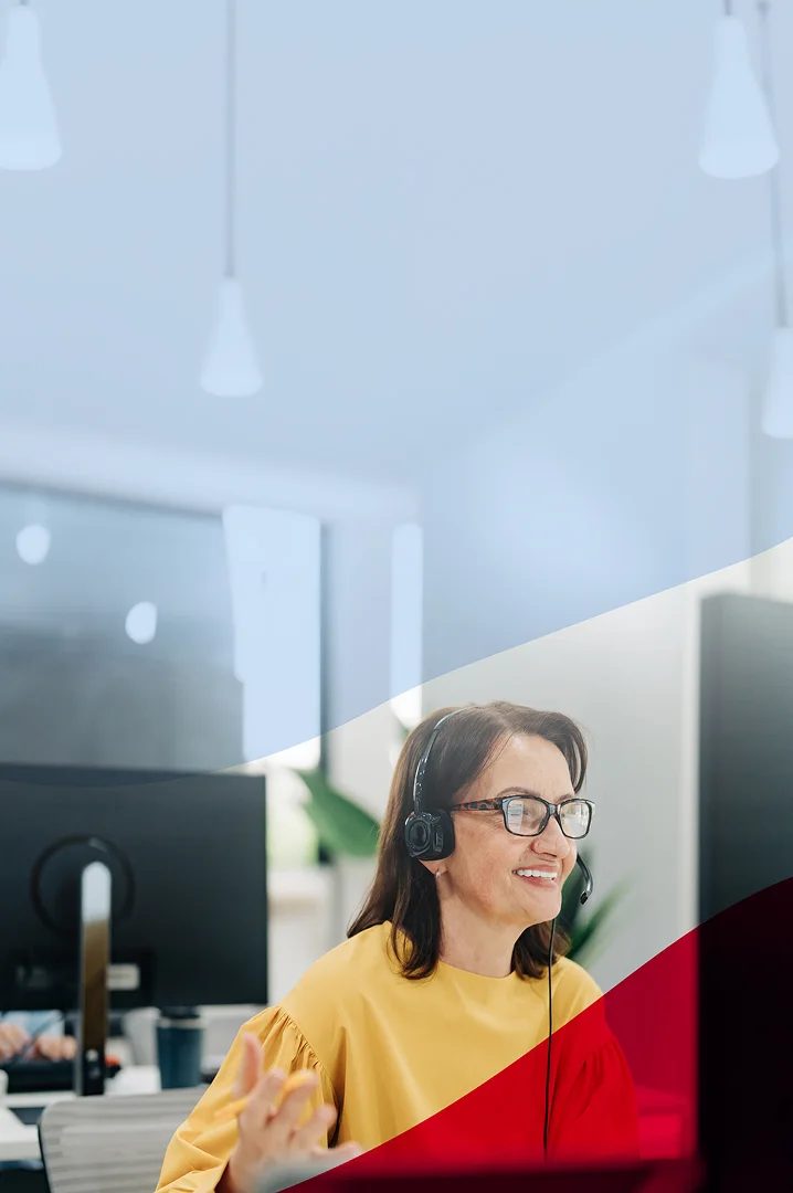 banner-woman-headset-yellow-sweater-m