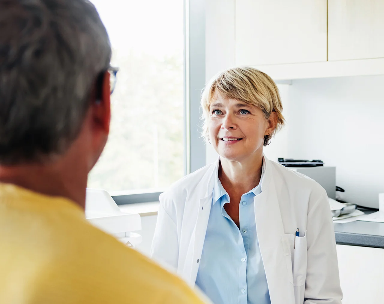 media-doctor-talking-patient-d