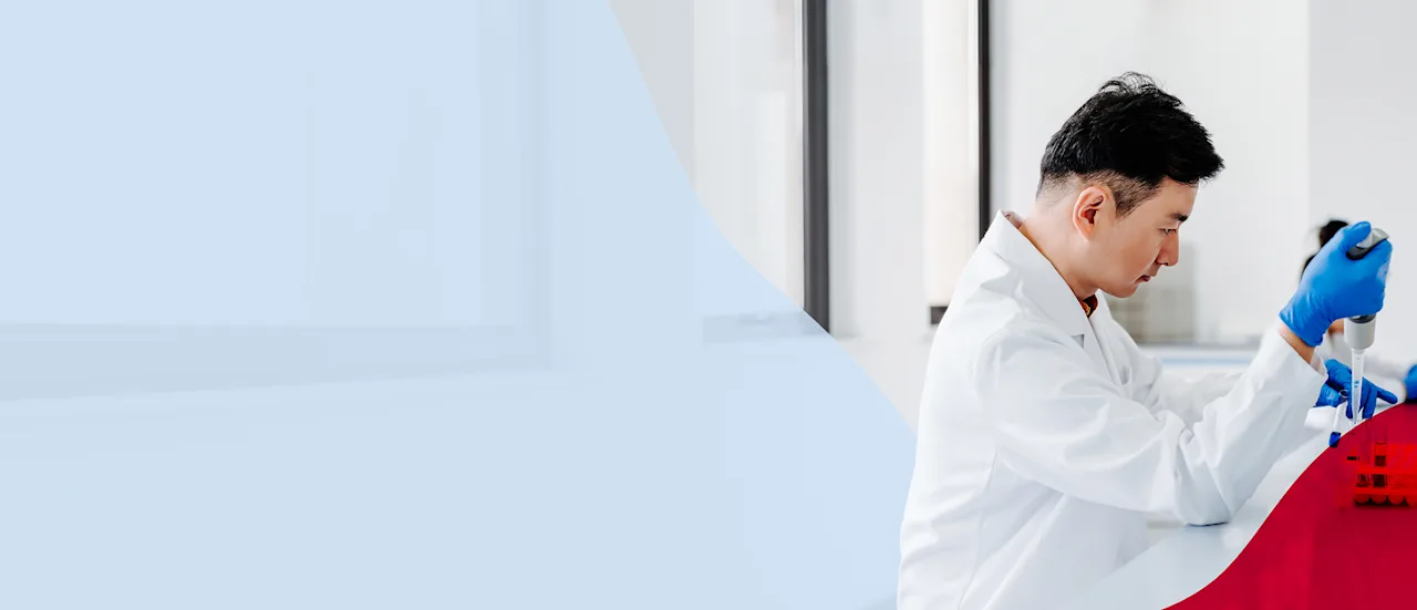 header-male-doctor-lab-t