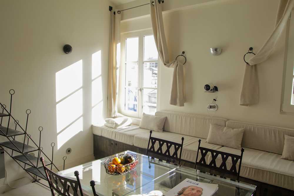 Boinod - Sofa and windows