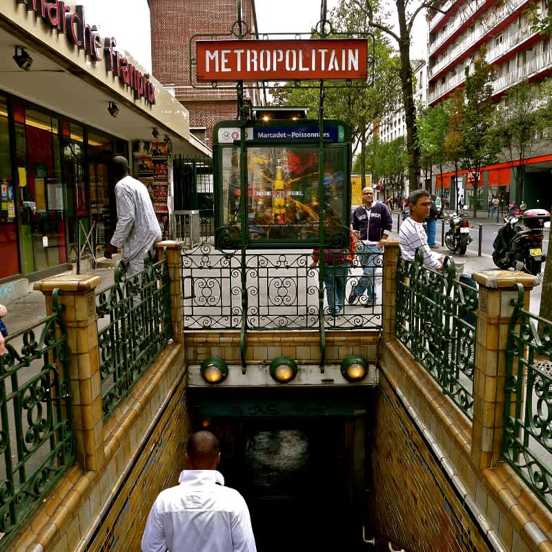 Boinod - Outside - Metro station